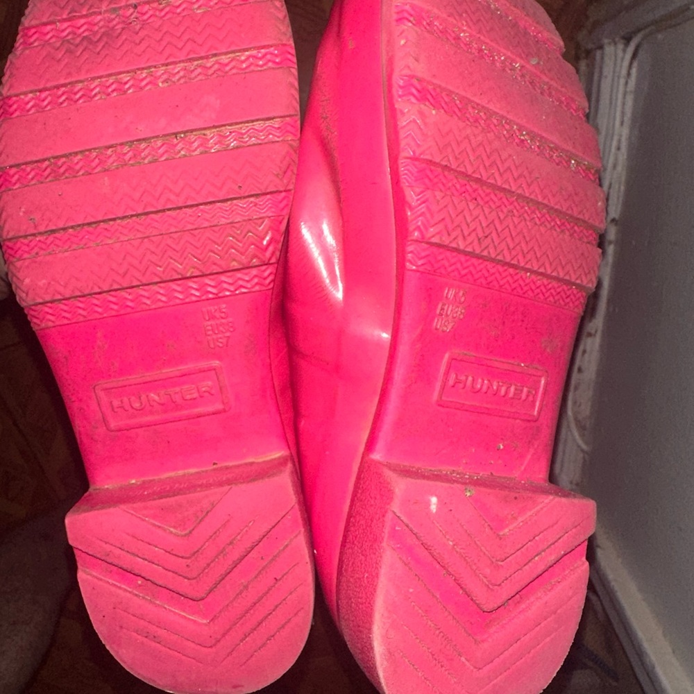 Women’s pink hunter rain boots. Size 5